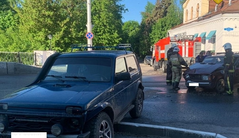 На Каменном мосту в Калуге столкнулись два ВАЗа