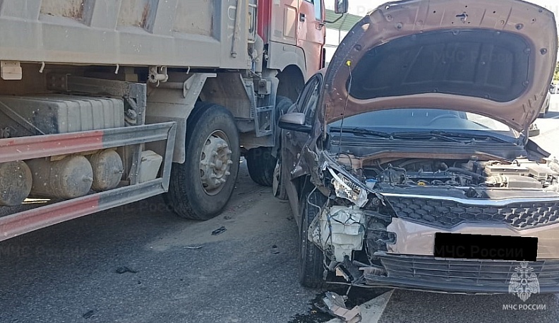 Грузовик и легковой автомобиль столкнулись на 11-м километре трассы «Калуга – Медынь»