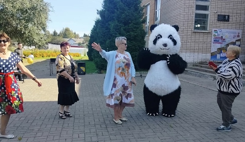 В Щелкановском сельском поселении Юхновского района избирателей встречала весёлая панда