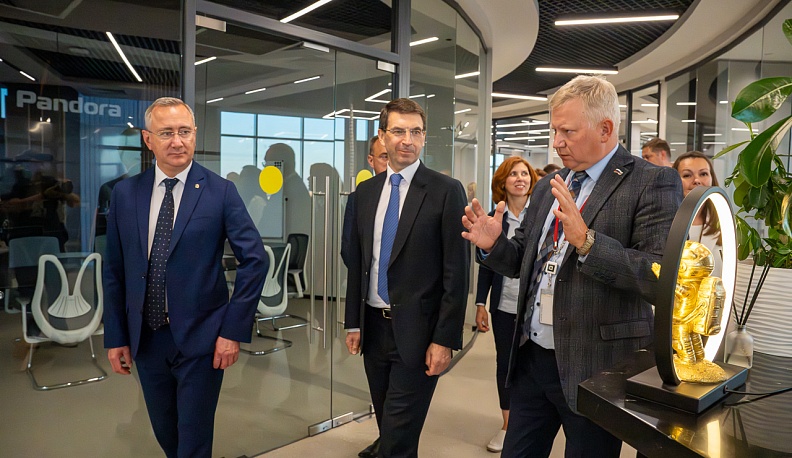 Полпреду Президента России в ЦФО Игорю Щёголеву и губернатору Владиславу Шапше рассказали об образовательном проекте «Pandora ONE»