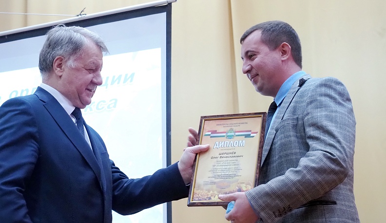 Олег Шершнев из Куйбышевского района победил в соревновании руководителей сельскохозяйственных предприятий области