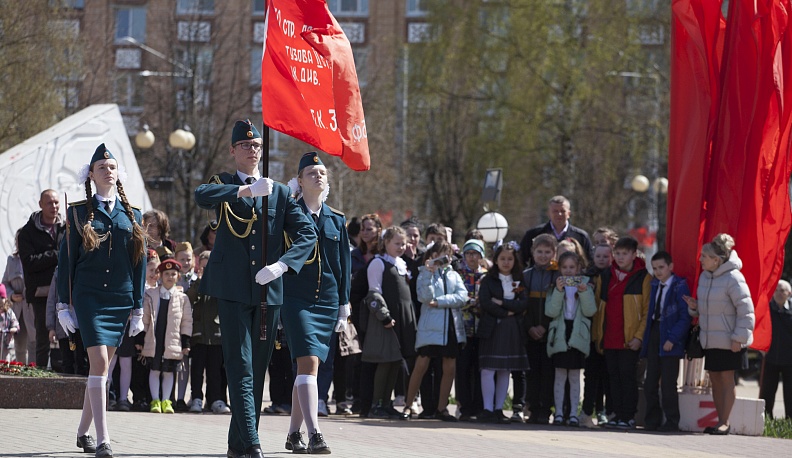 Калужские школьники продемонстрировали фланкировку и фигурную маршировку