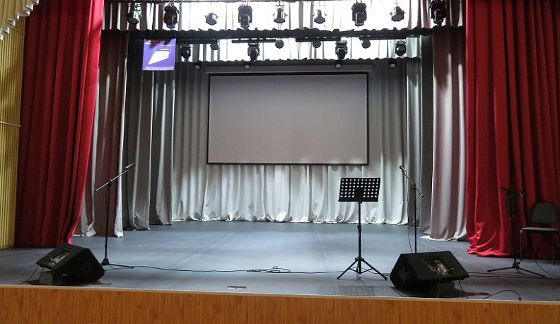 В Спас-Деменском районном Доме культуры обновили сцену