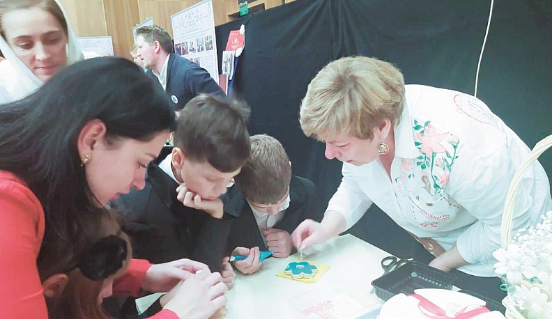 Калужане семьями пришли поучаствовать в акции: не только внести свою лепту в доброе дело на ярмарке, но и смастерить что-то для души на многочисленных мастер-классах.