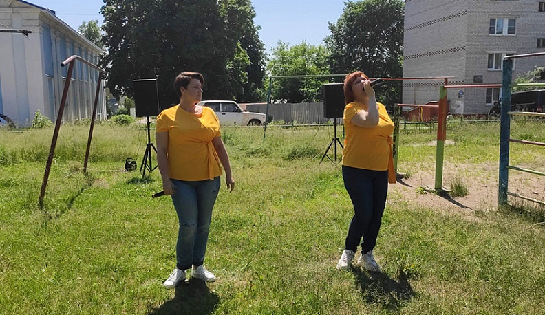 В День России людиновцы смотрели концерт с балконов.