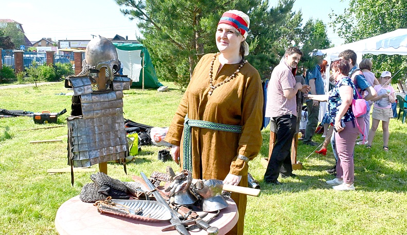 Трепещут флаги,  песни льются!