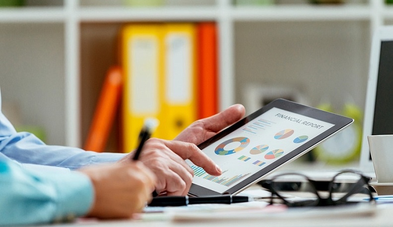 Сенатор Анатолий Артамонов поздравил калужских финансистов с профессиональным праздником