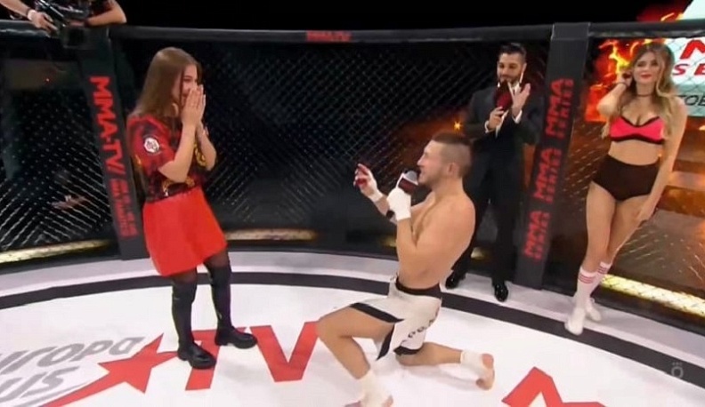 Калужский боец сделал предложение руки и сердца возлюбленной на ринге