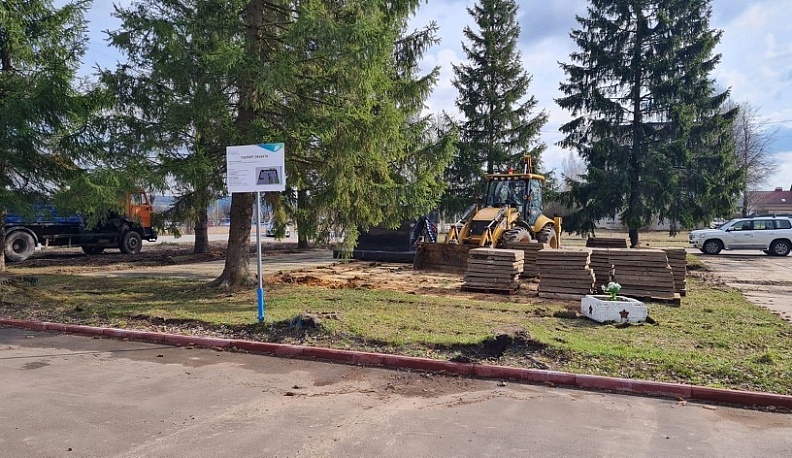 В Высокиничах продолжается благоустройство сквера трудовой доблести и воинской славы