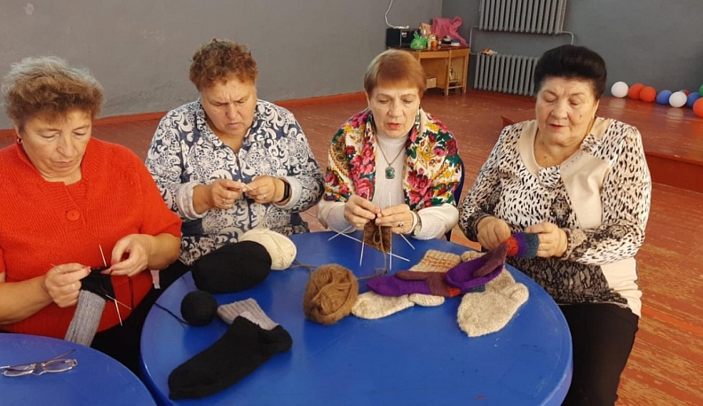 Мужчины знают, что за их спиной надежный тыл, что дома их ждут, любят, о них заботятся. – Я, если честно, вяжу и читаю молитву как оберег, чтобы в наших носочках все мужчины вернулись домой, - говорит Валентина Павлова.