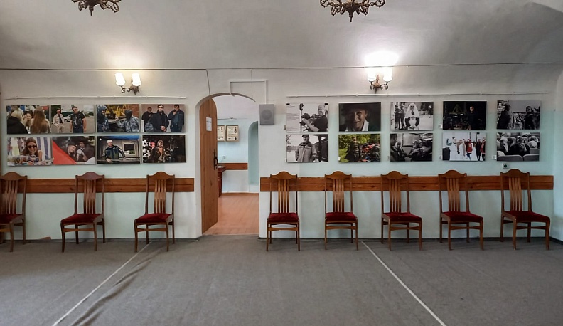 В Полотняном заводе открылась фотовыставка «Без масок»