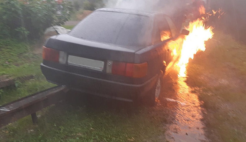 В Людинове спасателям пришлось тушить машину