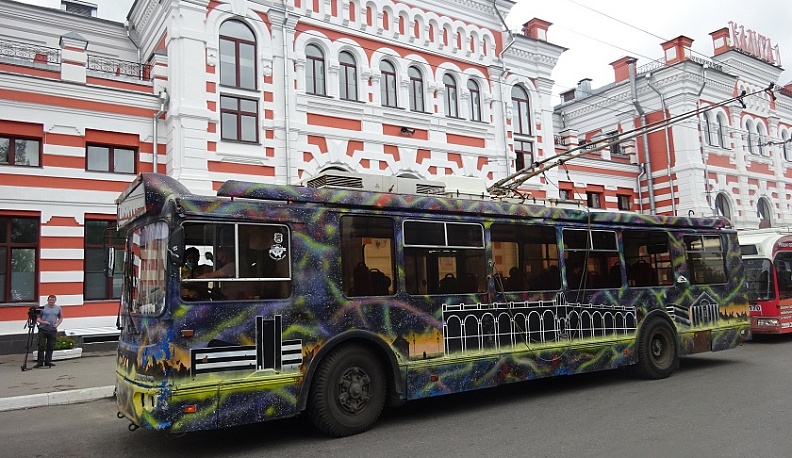 Ольга Коробова вместе с многодетными семьями побывала на краеведческой троллейбусной экскурсии