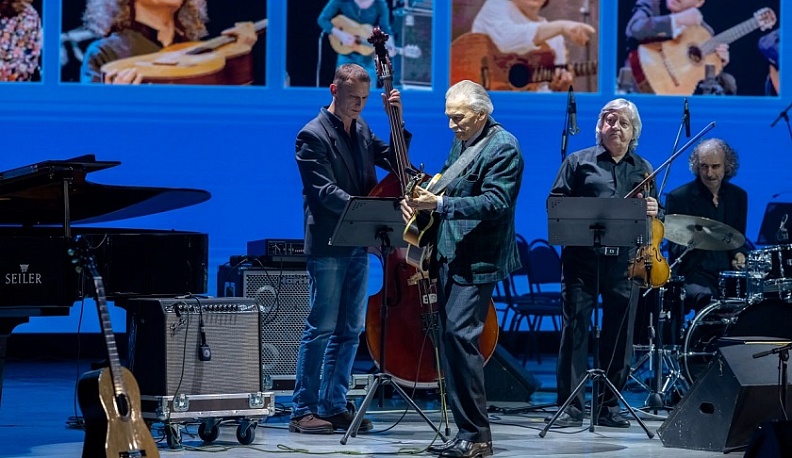 За особые заслуги перед Калужской областью отметили создателя «Мира гитары» Олега Акимова