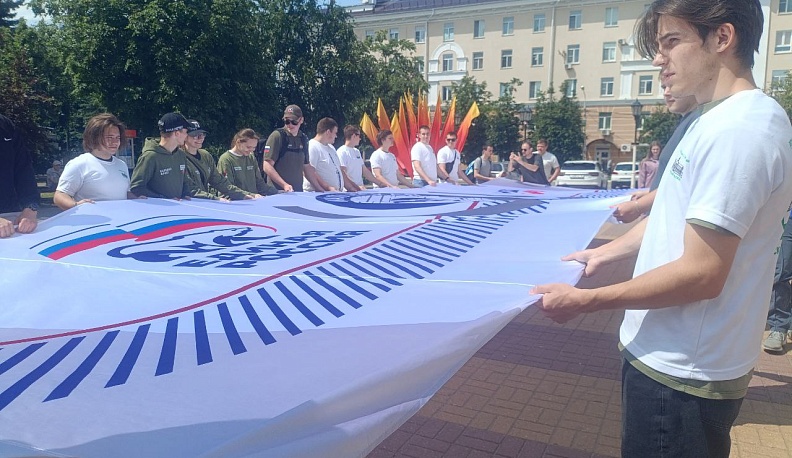 В центре Калуги развернули огромные флаги