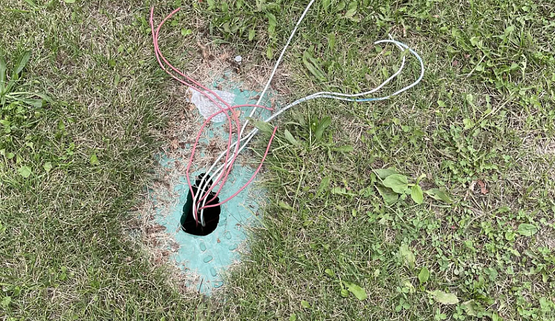 В Калуге убрали торчащие провода после просьб жителей