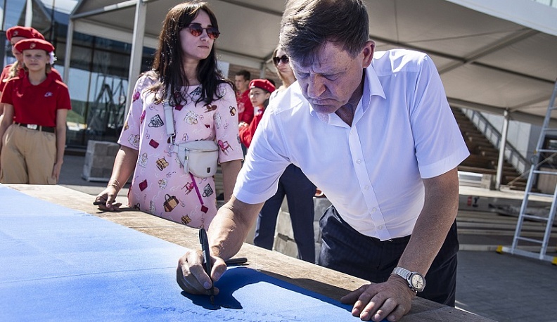 В Калуге прошел флешмоб, посвященный российскому флагу