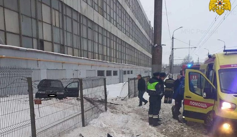 В Калуге иномарка въехала в забор