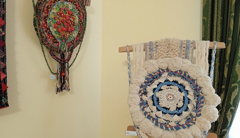 В калужском музее представили работу из лоскутков, подаренную президенту