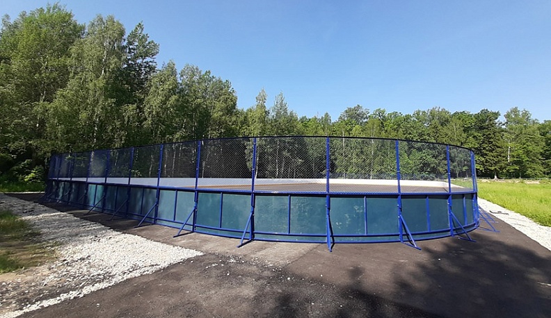 В Сосенском Козельского района установили хоккейную коробку