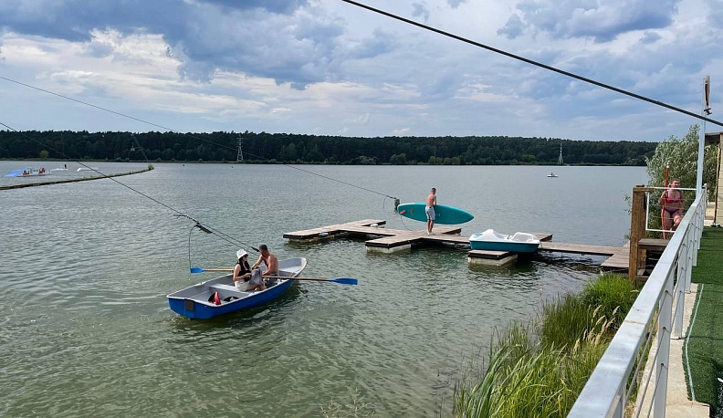 На набережной Яченки в Калуге теперь можно взять лодку или катамаран напрокат