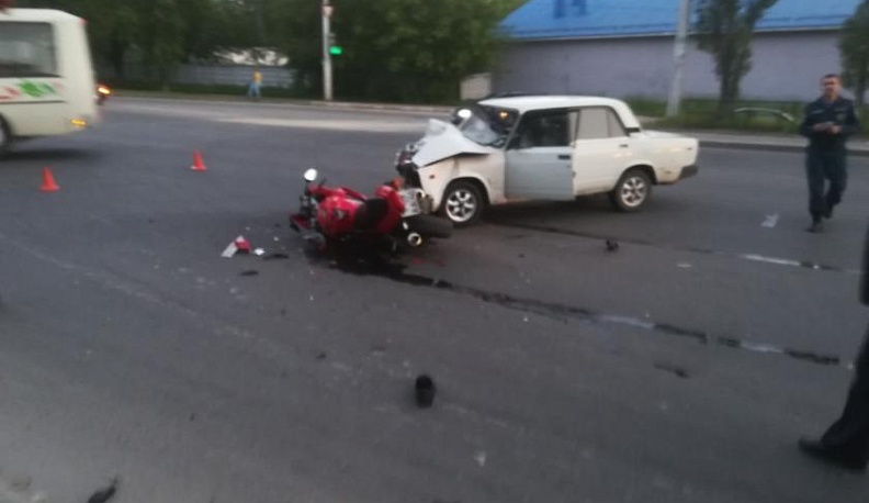 Двое мотоциклистов погибли под колесами машин за день