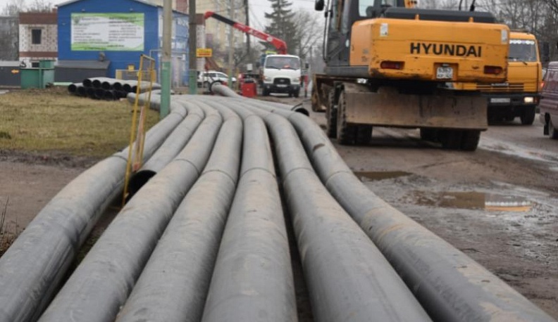 На улице Советской сотрудники водоканала ведут работы по замене коммуникаций