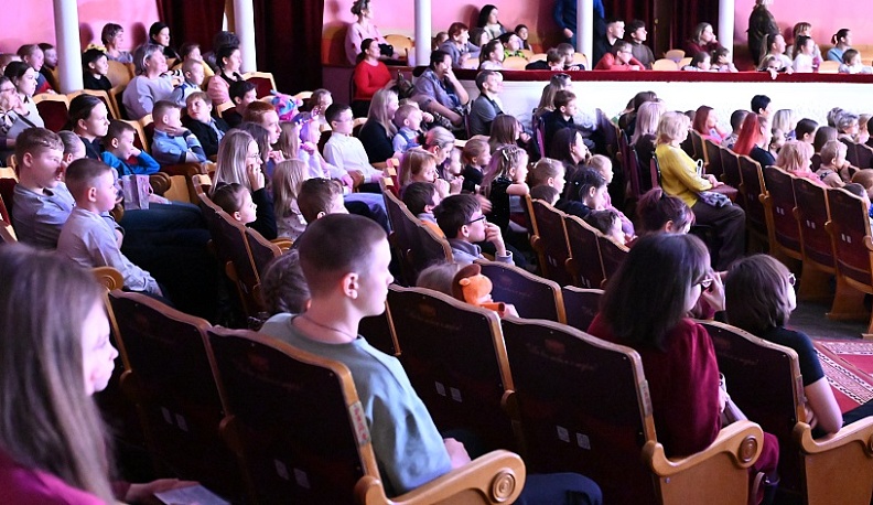 В Калуге облсовпроф организовал в драмтеатре новогодний праздник для более двух тысяч детей из области 