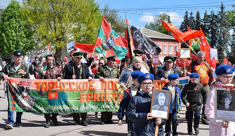 В Тарусе прошло шествие победителей