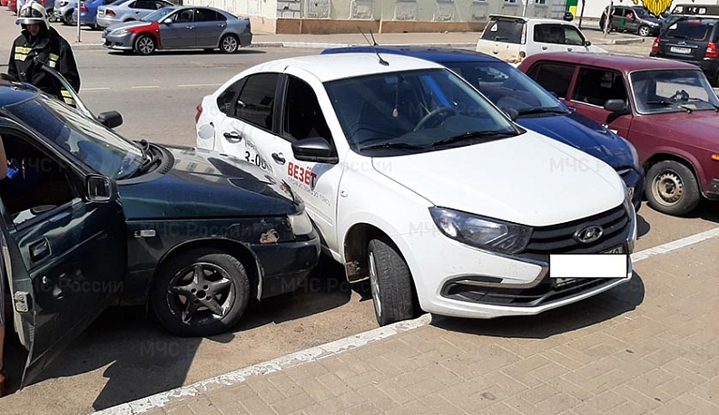 В Козельске «десятка» протаранила припаркованные машины