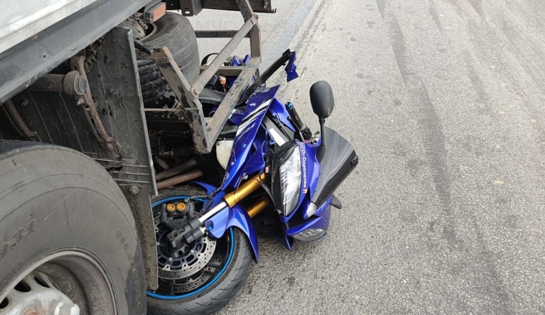 В Калужской области в столкновении с грузовиком «Вольво» пострадал мотоциклист на «Ямахе»