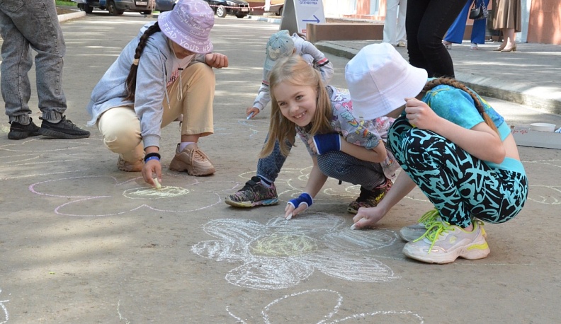 В День защиты детей в Калуге прошли акции «Рисунки на асфальте» и «Письмо на фронт»