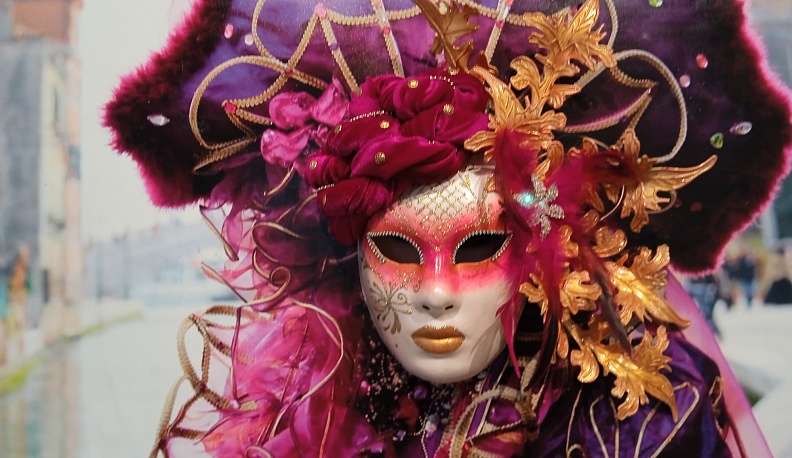 Калужский музей изобразительных искусств открыл выставку винтажных масок «Венецианский карнавал»