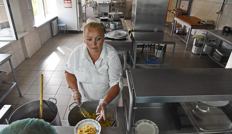 Калужские специалисты выявили 237 нарушений в школьных столовых