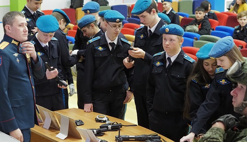 В калужской школе военнослужащие военной полиции провели урок мужества