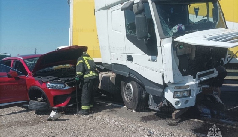 В Калужской области водитель фуры стал виновником массового ДТП
