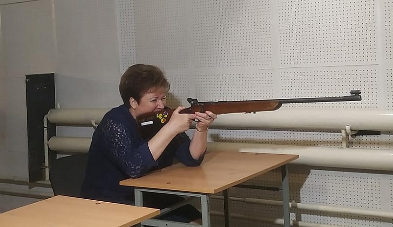 В Калуге постреляли в честь Дня флага