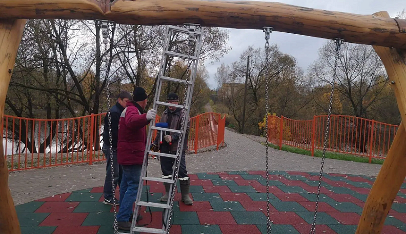 Крепления на качелях в Кирове обновили после просьб жителей