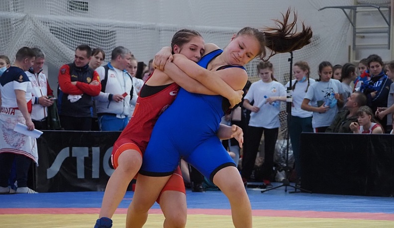 В Калуге открыли первенство России по спортивной борьбе среди девушек