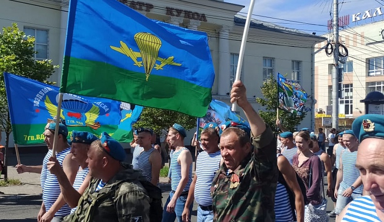 В Калуге десантники прошли шествием по улице Кирова