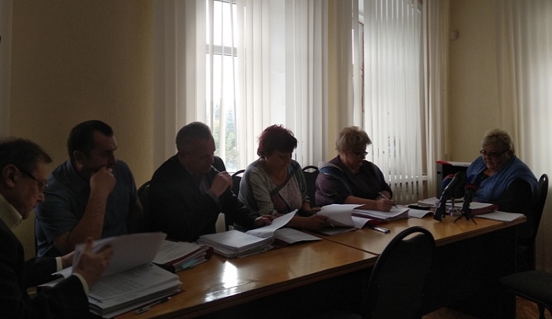 Депутаты Полотняного Завода расторгли трудовое соглашение с главой поселковой управы