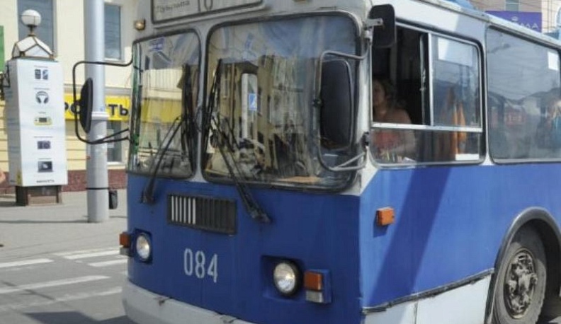 В калужском троллейбусе пострадала 68-летняя пенсионерка