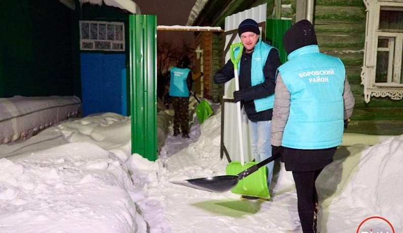 В Боровском районе волонтеры откопали дома местных жителей из снега