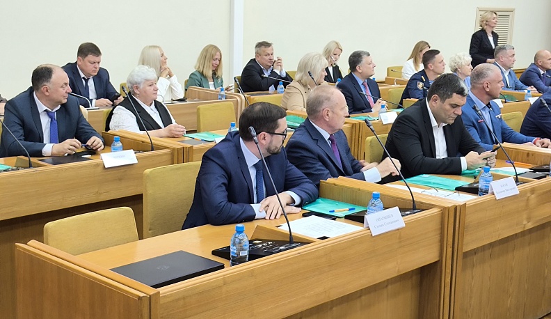 Избранные депутаты Законодательного Собрания получили удостоверения