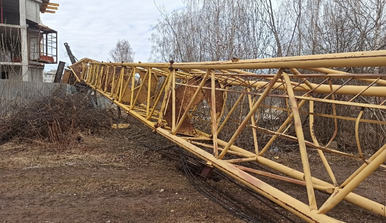 В Калуге погиб человек при падении башенного крана на стройплощадке