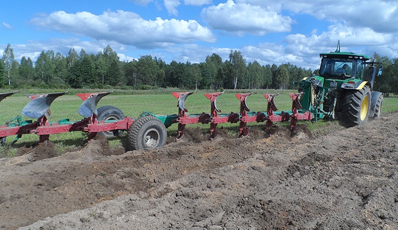 Подъем зяби на участках под будущий посев  кукурузы.