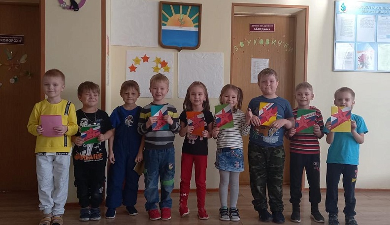 В Жиздре дети участвовали в акции «Посылка солдату», а взрослые собрали воск для окопных свечей