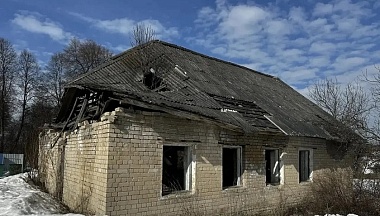 В деревне Григоровское закрыли доступ к заброшенному аварийному зданию