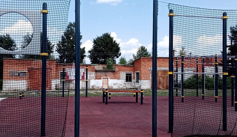 Ольга Коробова посмотрела на строящийся физкультурно - оздоровительный комплекс в Износках