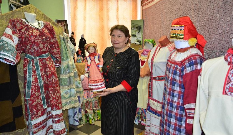 Рукодельница из Балабанова показала свои работы на выставке народных костюмов